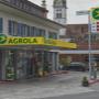 AGROLA Tankstelle in Alpnach Dorf; auf Aufnahme links in Gebäude; überdacht; im Hintergrund Kirchenturm