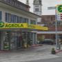 AGROLA Tankstelle in Alpnach Dorf; auf Aufnahme links in Gebäude; überdacht; im Hintergrund Kirchenturm