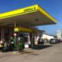 AGROLA Tankstelle in Avenches; station-service AGROLA à Avenches; couvert; überdacht; zwei Tanksäulen