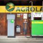 AGROLA Tankstelle in Auenstein; eine Tanksäule mit 2 Hähnen vor Holzwand