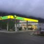 AGROLA Tankstelle in Valbirse; mit TopShop; station-service à Valbirse avec un TopShop kiosque; beleuchtete Tankstelle; Totem rechts mit Landi Schild, AGROLA Schild und digitaler Preisanzeige