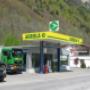 AGROLA Tankstelle in Linthal, LAVEBA Genossenschaft, bei Ford Garage. Im Hintergrund Waldhang. Eine Tanksäule überdacht mit Zahlterminal