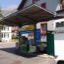 AGROLA Tankstelle in Walenstadt bei Renault Garage. Kleine Überdachung mit einer Tanksäule und Zahlterminal