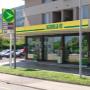 AGROLA Tankstelle in Grabs bei Mitsubishi Autogarage; Tankstelle vor Fensterfront; zwei Tanksäulen und ein Zahlterminal; AGROLA Logo mit digitaler Preisanzeige; links Mitsubishi Logo