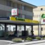 AGROLA Tankstelle in Grabs bei Mitsubishi Autogarage; Tankstelle vor Fensterfront; zwei Tanksäulen und ein Zahlterminal; AGROLA Logo mit digitaler Preisanzeige; links Mitsubishi Logo