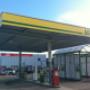 AGROLA Tankstelle in Grolley, überdacht, mit Waschanlage rechts
Station-Service AGROLA à Grolley avec selfwash