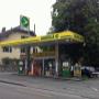 AGROLA Tankstelle in Veyrier; station service AGROLA à Veyrier, station couverte. Überdacht. Mit zwei Tanksäulen. Shop.
