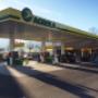 AGROLA Tankstelle und LAVEBA Shop in Gais; grosse Überdachung mit drei Tanksäulen; Säulen lassen Schatten auf Boden fallen