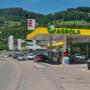AGROLA Tankstelle und LAVEBA Shop in Wattwil bei Autogarage; direkt an Strasse; grosse digitale Preisanzeige über Tankstellen-Dach; Autos an Strasse geparkt