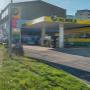 AGROLA Tankstelle in Wittenbach mit LAVEBA Shop. Links im Bild Rasen dahinter Totem mit AGROLA Logo, digitaler Preisanzeige von Treibstoff und LAVEBA Shop Logo. Rechts Tankstelle.