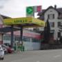 AGROLA Tankstelle in Jonschwil bei Wohnhaus, Garage. Überdacht mit digitaler Anzeige auf Dach. Zwei Tanksäulen und Zahlterminal. An Strasse gelegen