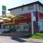 AGROLA Tankstelle in Freidorf Thurgau. Bei Autogarage, Gebäude mit roter Fassade gelegen. Überdacht. Zwei Tanksäulen.