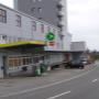 AGROLA Tanktstelle in Waldkirch. Rechts im Bild Strasse. Links AGROLA Tankstelle an Gebäude gelegen. Überdacht mit digitaler Preisanzeige.