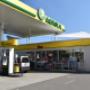 AGROLA Tankstelle mit LAVEBA Shop in Abtil, St. Gallen; Einfahrt zu Shop; links eine Tanksäule im Bild; überdacht; Segel angebracht unter Dach