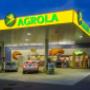 AGROLA Tankstelle in Mönchaltdorf mit TopShop; Abendaufnahme; Dach beleuchtet und TopShop Logo beleuchtet; Autos unter Dach geparkt