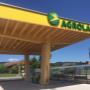 AGROLA Tankstelle in Unterlangenegg; überdacht; rechts Velounterstand; im Hintergrund Feld