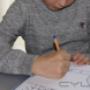 Von einem Besucher am 16.06.2016 hochgeladen - Auffällige Körperhaltung beim Schreiben