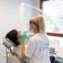 Zahnärztin behandelt Patienten bei Smile Clinix