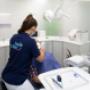 Zahnärztin behandelt Patient*in bei Smile Clinix