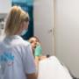 Zahnärztin behandelt Patientin bei Smile Clinix