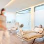 Patient liegt im Infusionszentrum der Praxis Dr. Wagener