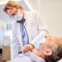 Dr. Wagener untersucht liegenden Patienten in seinem Zentrum für chronische Schmerzen