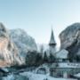 Die Kirche im Dorf Lauterbrunnen im Winter. Im Hintergrund der Staubbachfall.