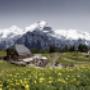 Das Panorama Restaurant Allmendhubel und der Abenteurspielplatz Flower Parkm Sommer. Im Hintergrund das Dreigestirn Eiger, Mönch und Jungfrau.