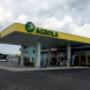 AGROLA Tankstelle in Ipsach; mit TopShop; grosse Überdachung; links Autowaschanlage; grosser Vorplatz; mehrere Tanksäulen; türkis farbenes Gebäude im Hintergrund
