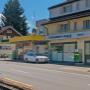 AGROLA Tankstelle und LAVEBA Shop in Teufen, bei Sonnenberg-Garage, direkt an Strasse gelegen, vor Garage weisses Auto geparkt