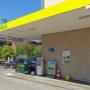 AGROLA Tankstelle in Berikon, Aargau, an Hausecke, eine Tanksäule mit Zahlterminal daneben Werbeschild, überdacht