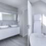 Umbau Bad: vom Abbrauch der alten Ausstattung bis zur Montage der neuen Waschbecken, Badewanne, Armaturen, Wand und Bodenbeläge.
