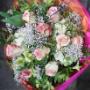 Ein Blumenstrauss liebevoll verpackt, bereit zum Abholen.