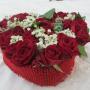 Hübsches Herzchen mit roten Rosen.