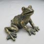 Winterharter edler Frosch aus Polystone.