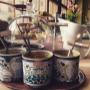 Buffet petit déjeuner sur l'ancien établi d'horloger