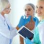 Ausbildung und Weiterbildung Kosmetik - Kosmetische Techniken und Verfahren: Hierzu gehören Gesichtsbehandlungen, chemische Peelings, Mikrodermabrasion, Mesotherapie und andere nicht-invasive Verfahren zur Hautverbesserung.