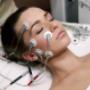 Elektro-Muskuläre-Stimulation (EMS) ist eine Trainingsmethode, bei der elektrische Impulse genutzt werden, um die Muskeln im Körper zu stimulieren. Diese Technik wird häufig in der Fitness- und Sportbranche eingesetzt, um die Muskelkontraktion zu verst