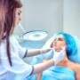 Ausbildung und Weiterbildung Kosmetik -Eine Kosmetikschulung ist eine spezielle Ausbildung für Personen, die eine Karriere im Bereich der Kosmetik anstreben oder ihre Kenntnisse und Fähigkeiten in diesem Bereich erweitern möchten. Diese Schulungen werd