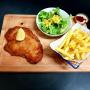 Hausgemachte Panierte Pouletschnitzel mit Pommes Frites und Grüner Salat