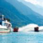 JETBOAT Interlaken BLS Cruises - Gäste können Ihre Reise auf dem BLS-Boot beginnen und kulinarische Köstlichkeiten genießen. Auf dem See treffen sie dann das Jetboat. Von dort aus machen wir kurze Ausflüge mit dem Jetboat und bringen sie nach der Fahrt sicher zum Boot zurück.