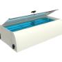 Keimtötende Boxen

für den Tischgebrauch, aus Aluminium
Die UV-BOX desinfiziert allerlei Gegenstände wie OP-Besteck, Arztutensilien, Uhren, Schmuck, Elektrogeräte usw.

UV-C-Strahlen wurden in Labors erfolgreich als Methode zur Dekontaminierung von N95-Masken getestet, die dem MS2-Bakteriophagen und dem Grippevirus (Influenza) ausgesetzt waren. Einweg-Masken können bis zu 18x desinfiziert werden. 
Objekte, die im Gesundheitswesen häufig verwendet werden, müssen regelmässig desinfiziert werden, um die Einhaltung der qualitativ hohen Hygienestandards zu genügen. Mit der UV-BOX ist es möglich, Geräte und Instrumente auf einfache, sofortige und sichere Weise zu desinfizieren, ohne Wärmeentwicklung oder der Verwendung von Flüssigkeiten und ohne jegliche Chemie.