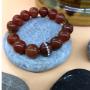Bracelet en pierre naturelle de conception artisanale. Matériaux locaux. Casquettes et accessoires de mode pour hommes et femmes à Genève