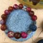 Bracelet en pierre naturelle de conception artisanale. Matériaux locaux. Casquettes et accessoires de mode pour hommes et femmes à Genève