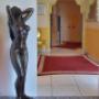 statue