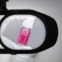 Flasche in der Hand des Wissenschaftlers mit Reagenzgläsern unter der Linse der Prisma-Lampe von L.E