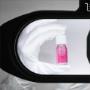 Flasche in der Hand des Wissenschaftlers mit Reagenzgläsern unter der Linse der Prisma-Lampe