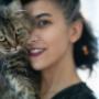 Frau mit Katze