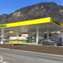 AGROLA Tankstelle in Reichenbach im Kandertal mit Tankstelle; im Vordergrund Blache und Auto; dahinter Tankstelle grosse Überdachung; im Hintergrund Berg