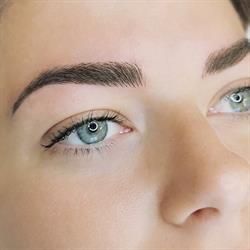 Sarah Di Cola Beauty Artist - Microblading, Microneedling Behandlung